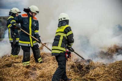 Weinstadt-Struempfelbach: Mehrere Strohballen brannten auf einem Feld